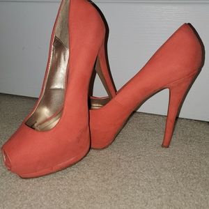 Gorgeous Coral Heels 👠
